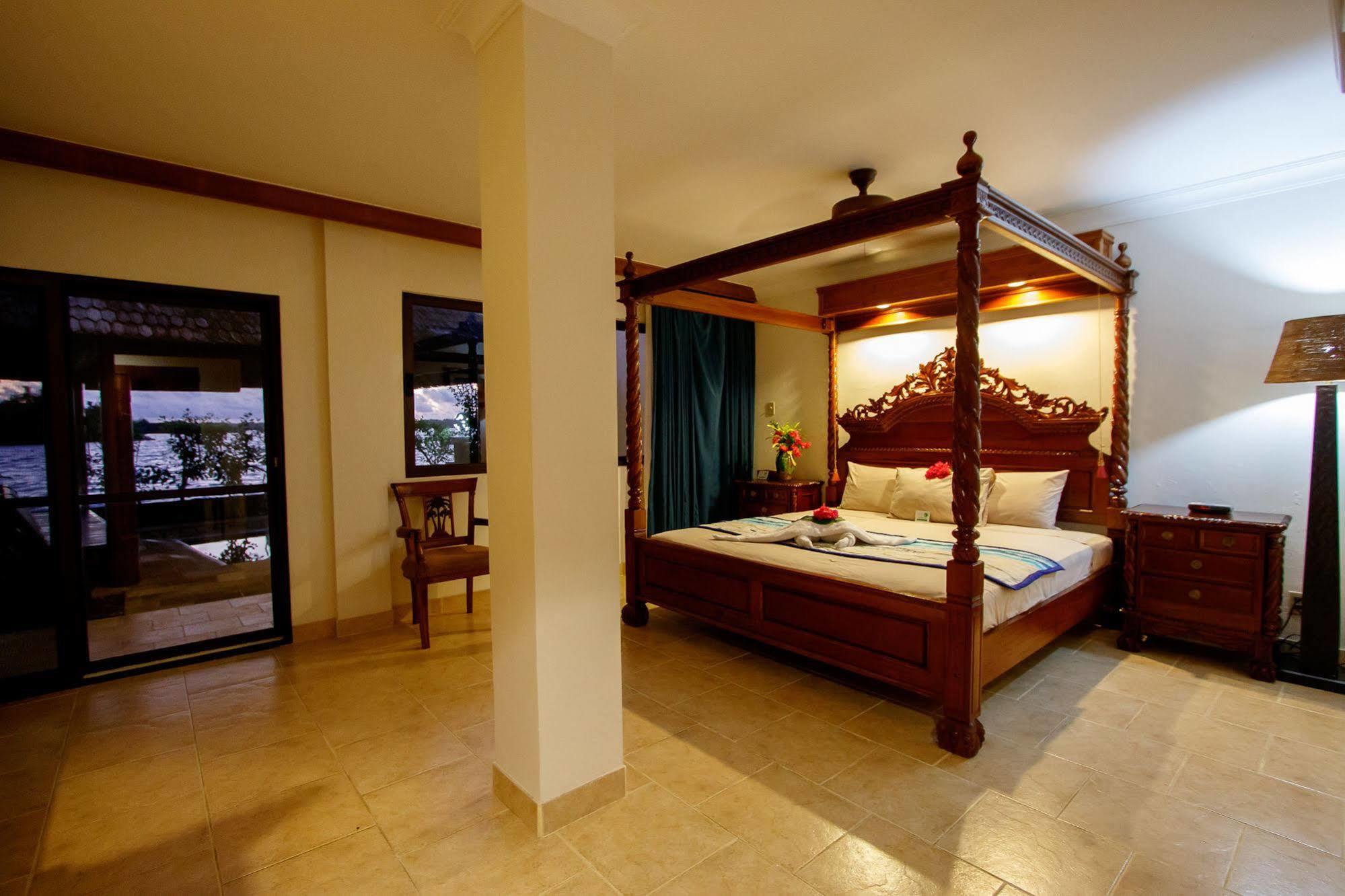 קולוניה Manta Ray Bay Resort מראה חיצוני תמונה