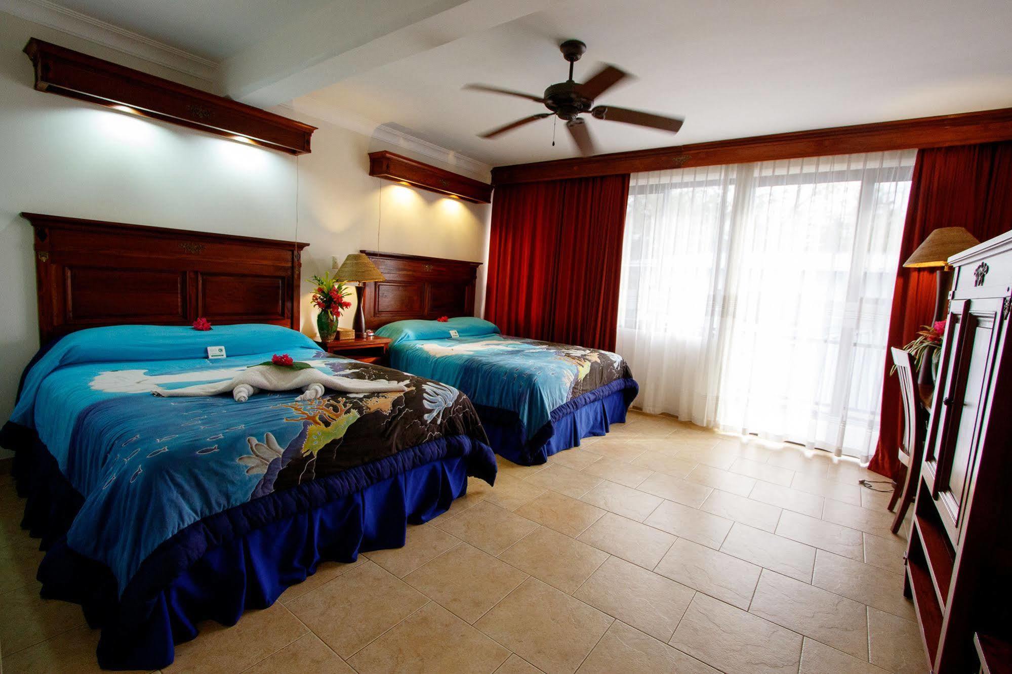 קולוניה Manta Ray Bay Resort מראה חיצוני תמונה