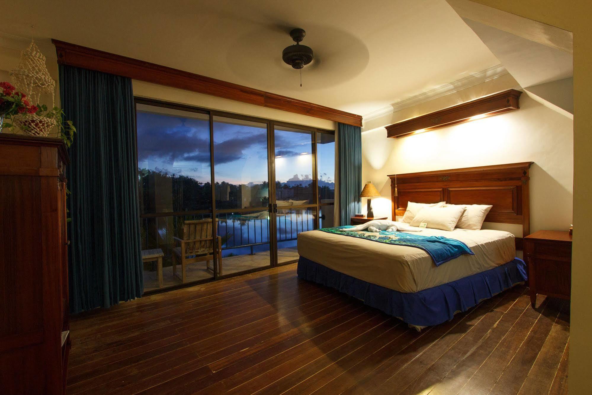 קולוניה Manta Ray Bay Resort מראה חיצוני תמונה