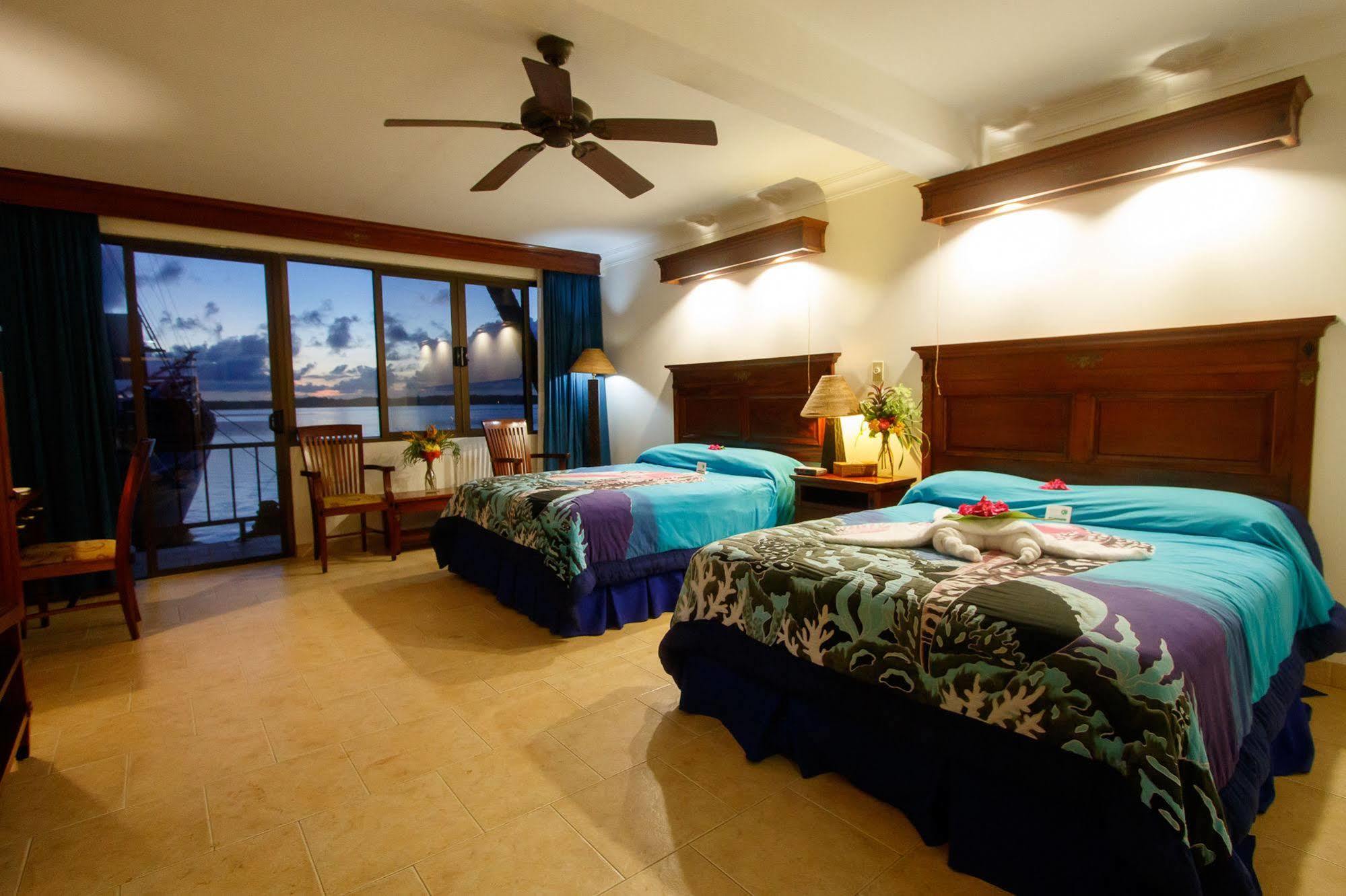 קולוניה Manta Ray Bay Resort מראה חיצוני תמונה