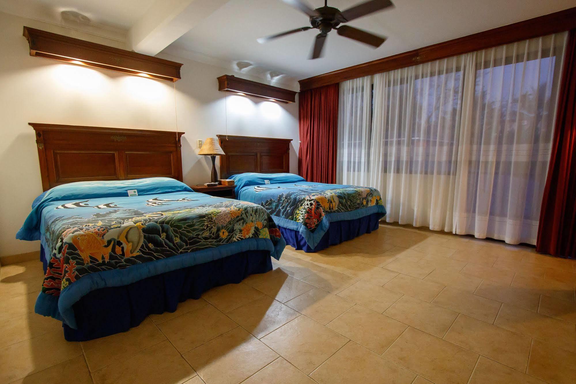 קולוניה Manta Ray Bay Resort מראה חיצוני תמונה