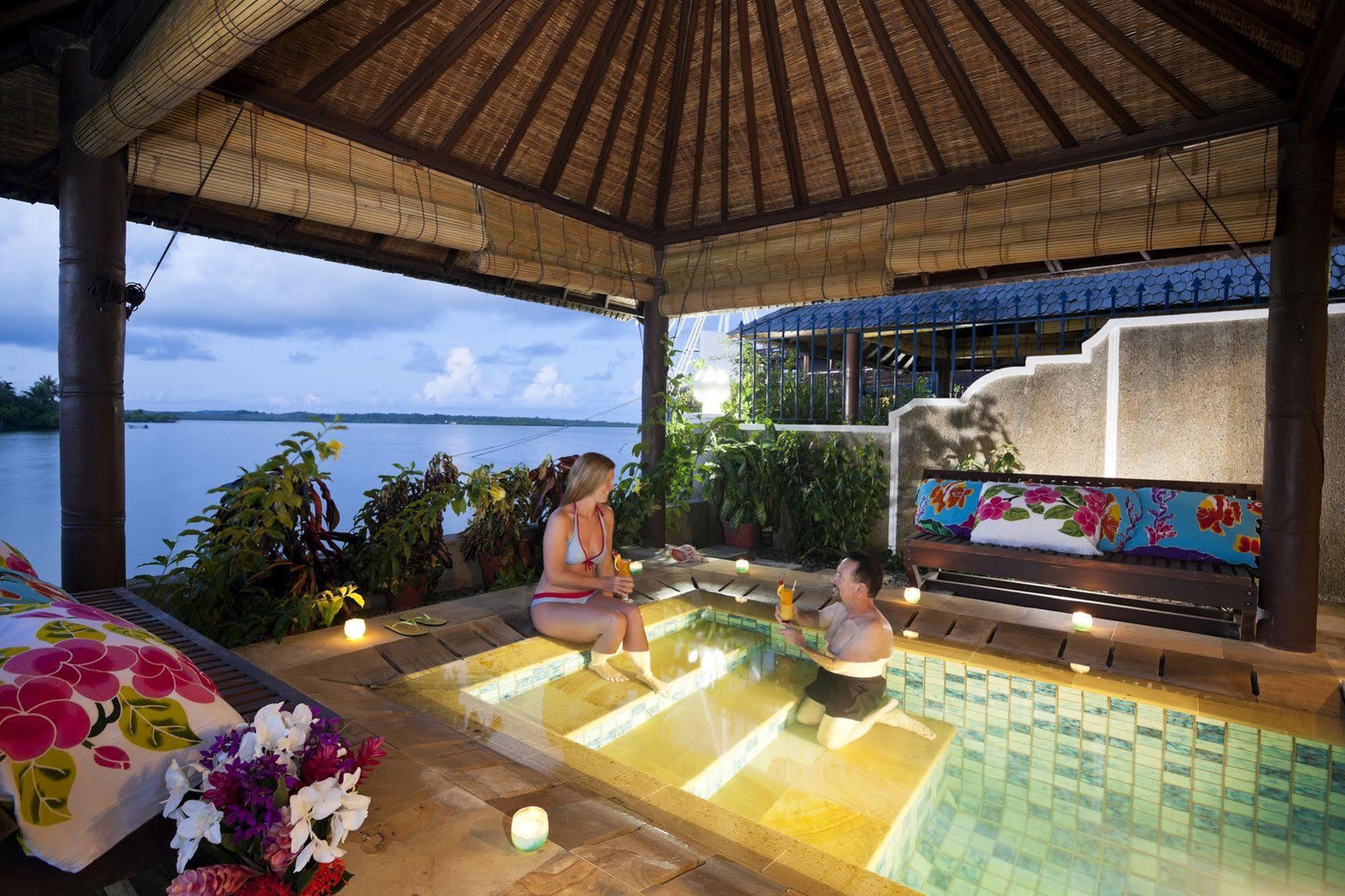 קולוניה Manta Ray Bay Resort מראה חיצוני תמונה