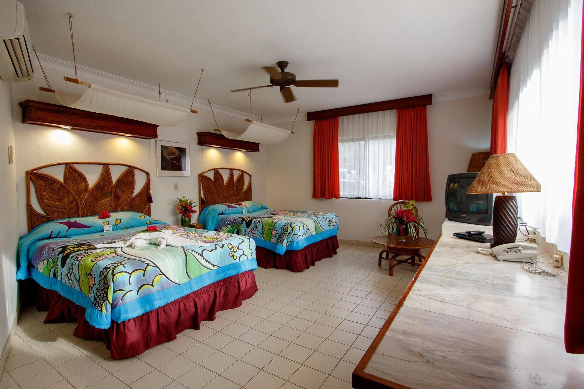 קולוניה Manta Ray Bay Resort מראה חיצוני תמונה