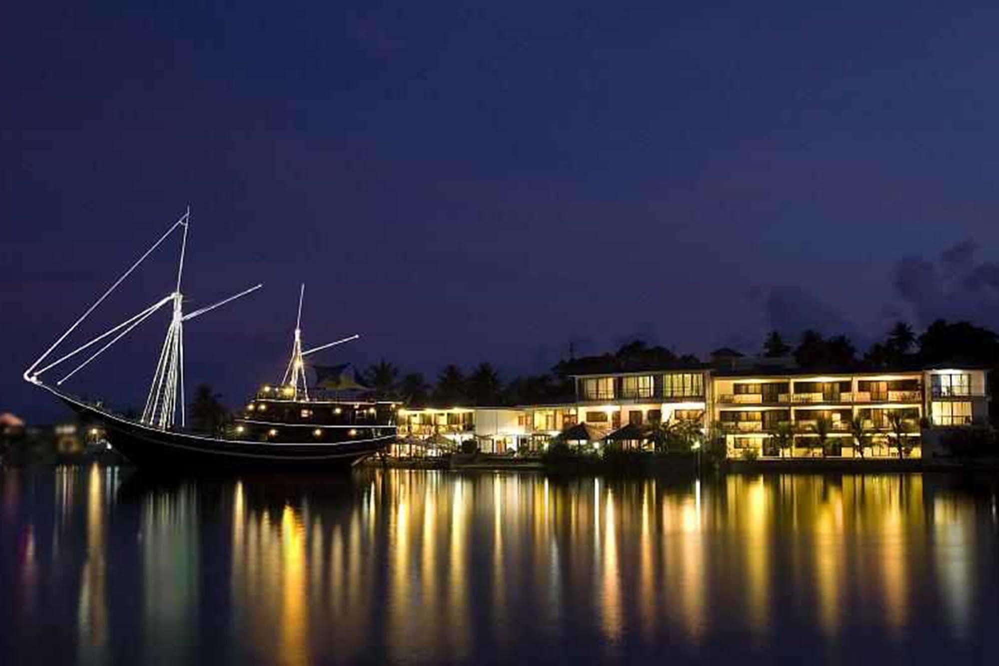 קולוניה Manta Ray Bay Resort מראה חיצוני תמונה