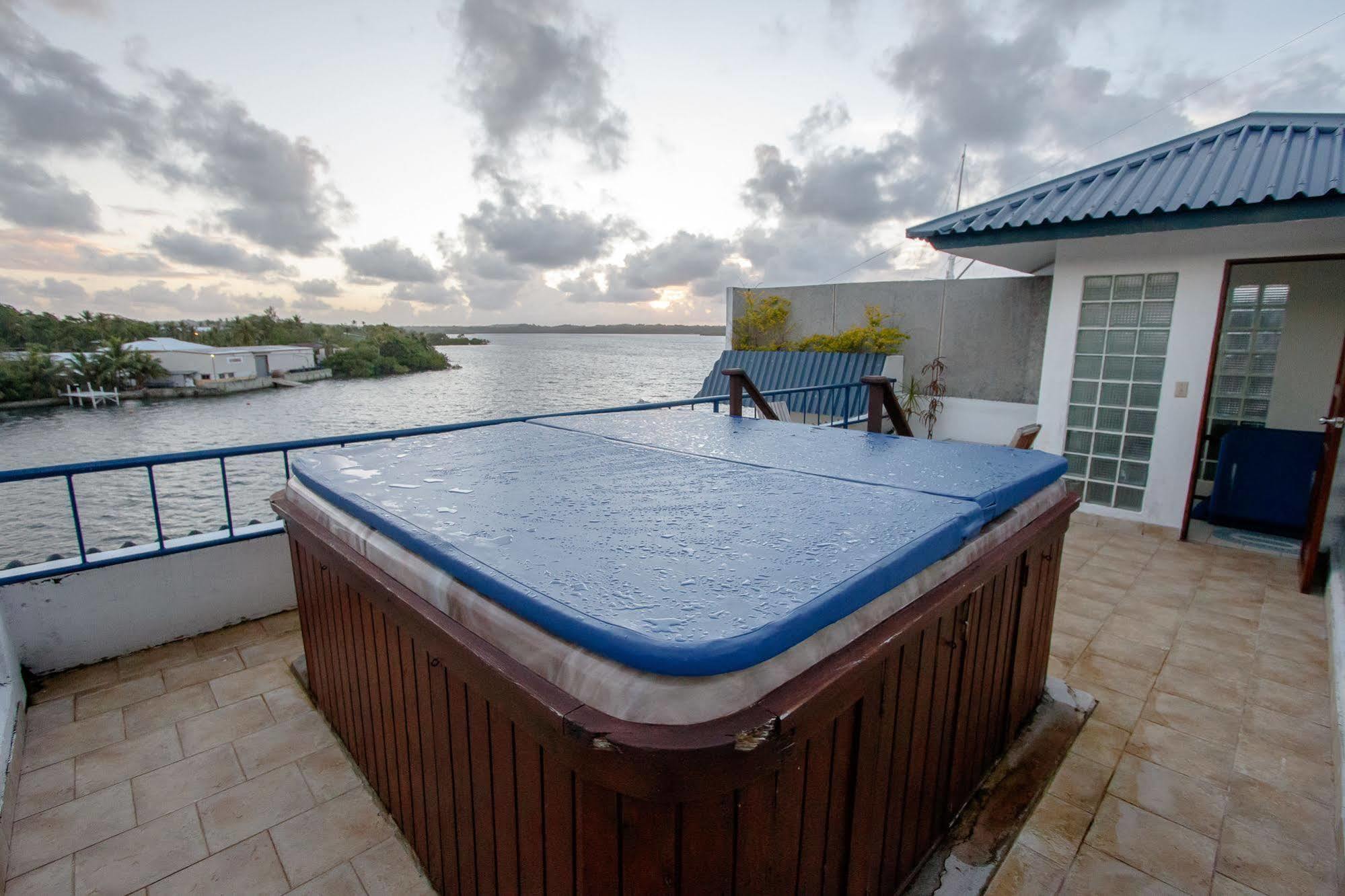 קולוניה Manta Ray Bay Resort מראה חיצוני תמונה